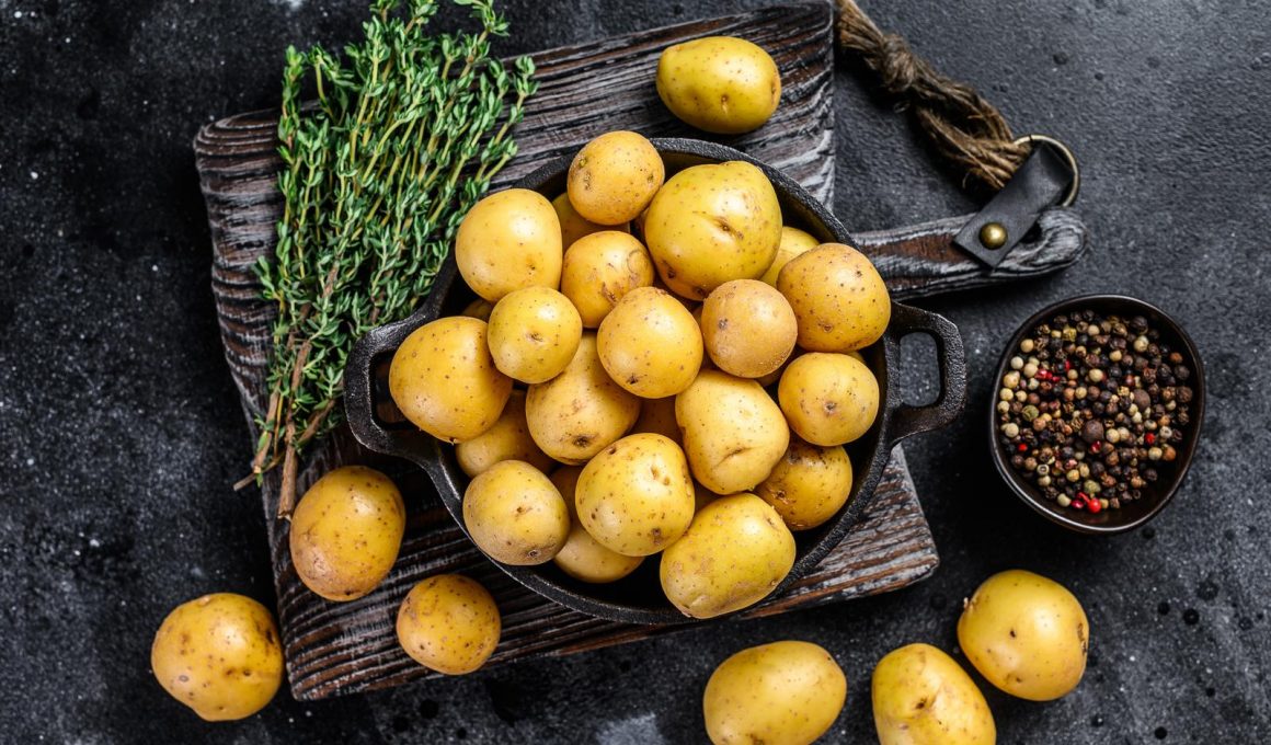 Jak obrać obrać młode ziemniaki - porady i zastosowanie